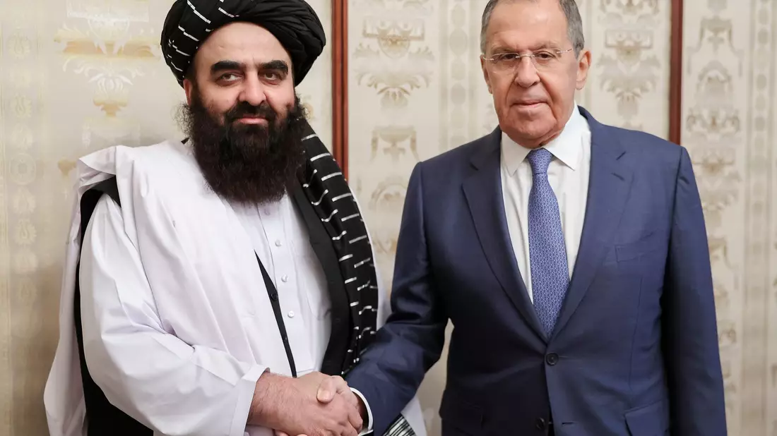 Russlands Außenminister Sergej Lawrow hatte schon vor Ende des Verbots der Taliban Kontakt mit seinem afghanischen Kollegen Amir Khan Muttaqi. (Archivbild) - Bild: ---/Russian Foreign Ministry Press Service via AP/dpa