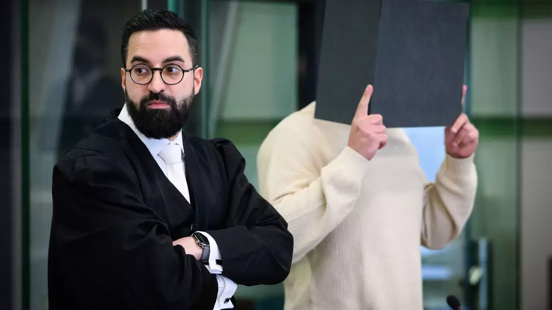 Student Lahav Shapira äußert sich nach dem Prozess gegen einen Ex-Kommilitonen.  - Bild: Bernd von Jutrczenka/dpa