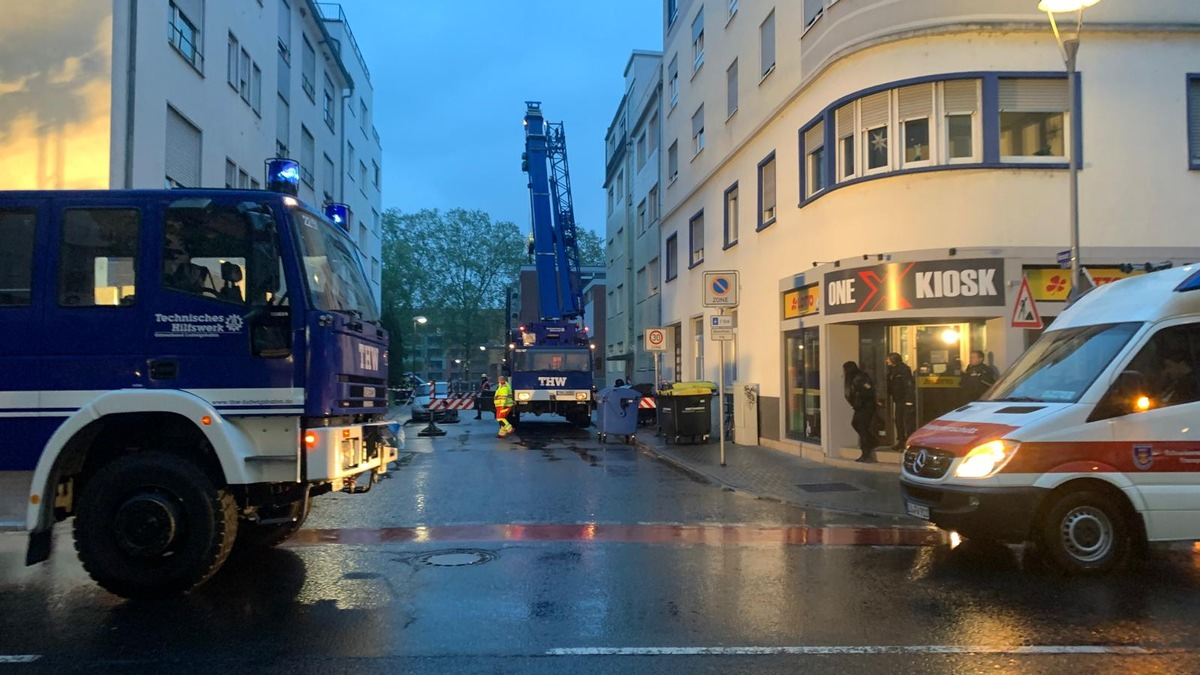 FW Ludwigshafen: Drohender Einsturz von Dachaufbauten in Ludwigshafen-Mitte - Foto: presseportal.de