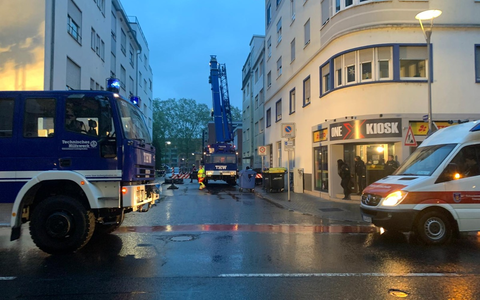 FW Ludwigshafen: Drohender Einsturz von Dachaufbauten in Ludwigshafen-Mitte - Foto: presseportal.de