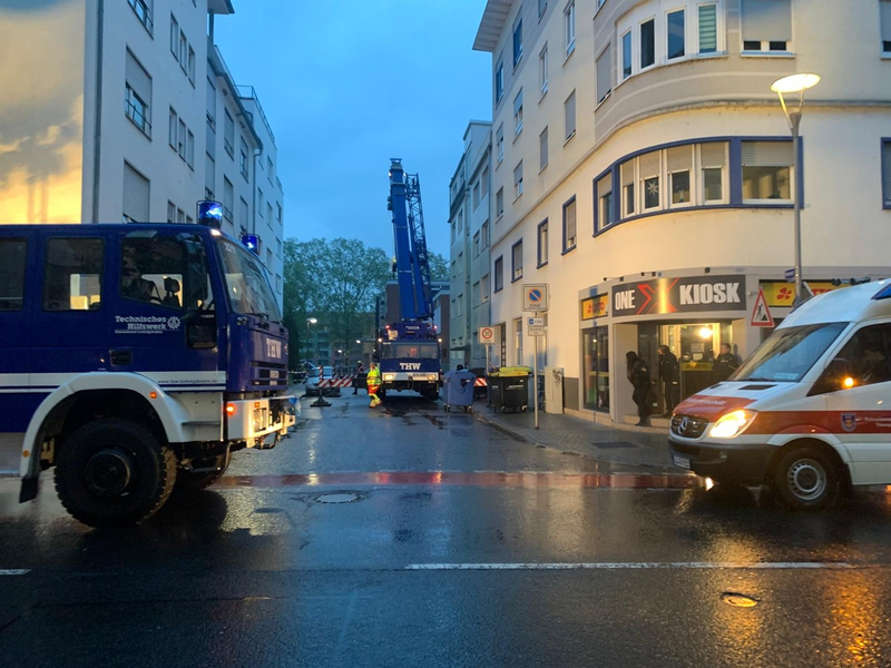 FW Ludwigshafen: Drohender Einsturz von Dachaufbauten in Ludwigshafen-Mitte - Foto: presseportal.de