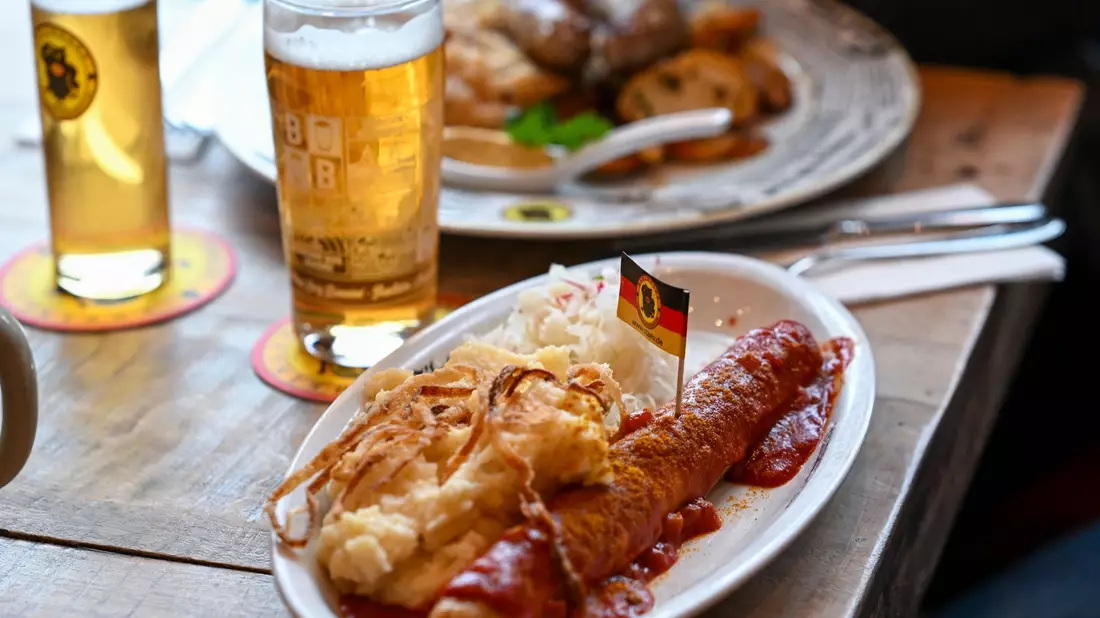 Wird die Currywurst günstiger, wenn die Mehrwertsteuer für Speisen in der Gastronomie sinkt? (Symbolbild) - Bild: Jens Kalaene/dpa