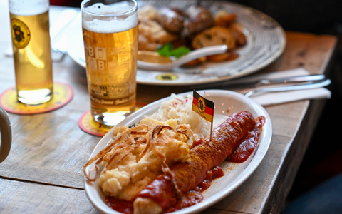 Wird die Currywurst günstiger, wenn die Mehrwertsteuer für Speisen in der Gastronomie sinkt? (Symbolbild) - Foto: Jens Kalaene/dpa