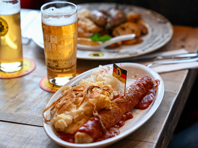 Wird die Currywurst günstiger, wenn die Mehrwertsteuer für Speisen in der Gastronomie sinkt? (Symbolbild) - Foto: Jens Kalaene/dpa