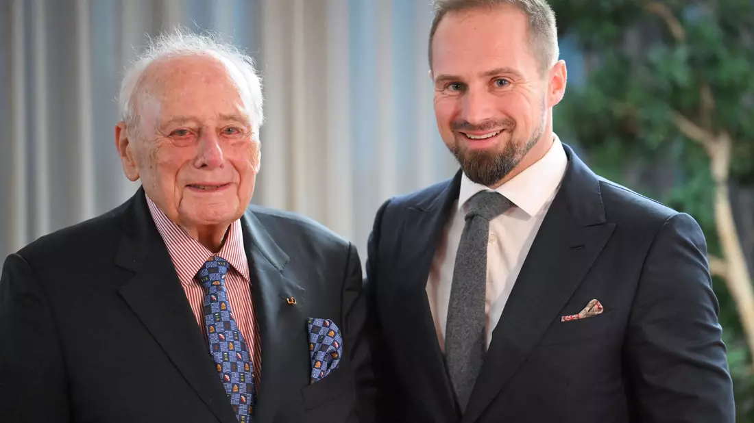 Benjamin Würth (r) hat am 1. Januar von seinem Großvater (l) den Vorsitz des Stiftungsaufsichtsrats übernommen. (Archivbild)  - Bild: Bernd Weißbrod/dpa