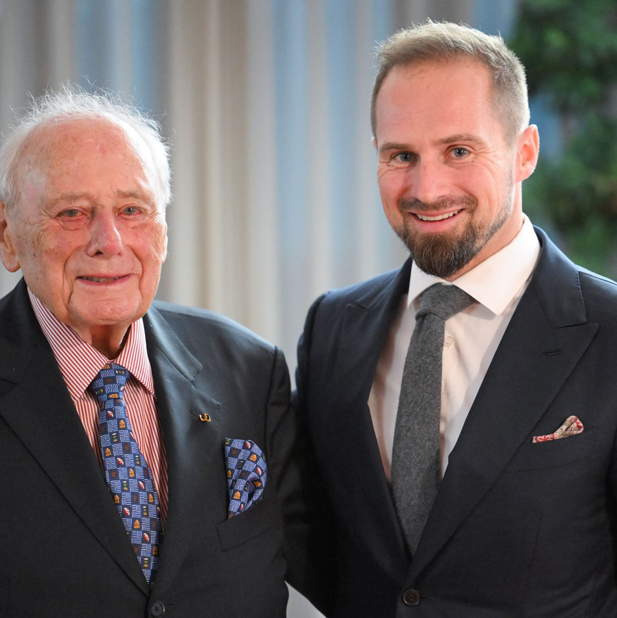Benjamin Würth (r) hat am 1. Januar von seinem Großvater (l) den Vorsitz des Stiftungsaufsichtsrats übernommen. (Archivbild)  - Foto: Bernd Weißbrod/dpa