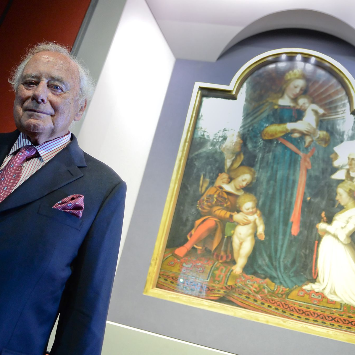 Würth ist auch Kunstsammler. Hier steht er vor dem Gemälde «Schutzmantelmadonna» von Hans Holbein, das in einem seiner Museen in Schwäbisch Hall zu sehen ist. (Archivbild) - Foto: picture alliance / dpa