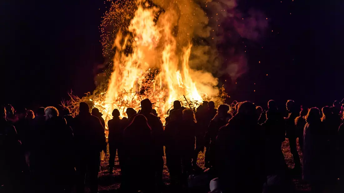 Osterfeuer können gesundheitsschädlich sein. (Archivbild) - Bild: Frank Hammerschmidt/dpa
