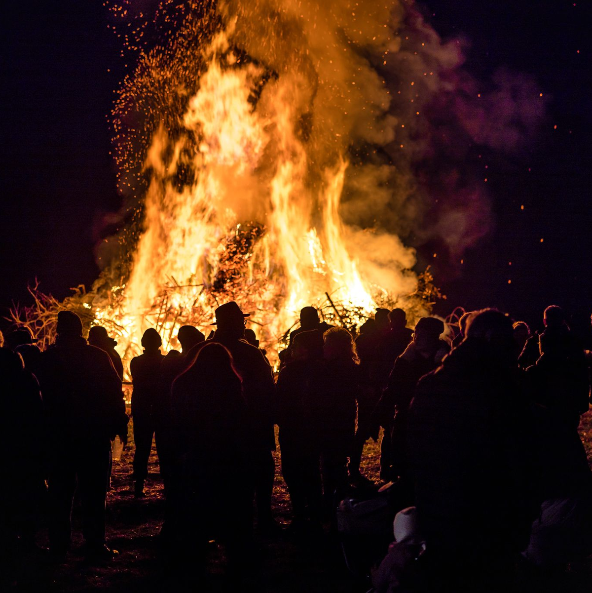 Ein Osterfeuer erhellt die Nacht. (Archivbild) - Foto: Frank Hammerschmidt/dpa