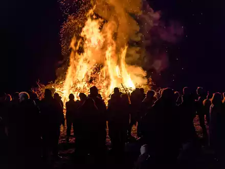 Osterfeuer können gesundheitsschädlich sein. (Archivbild) - Foto: Frank Hammerschmidt/dpa