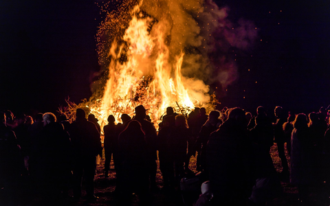 Osterfeuer können gesundheitsschädlich sein. (Archivbild) - Foto: Frank Hammerschmidt/dpa