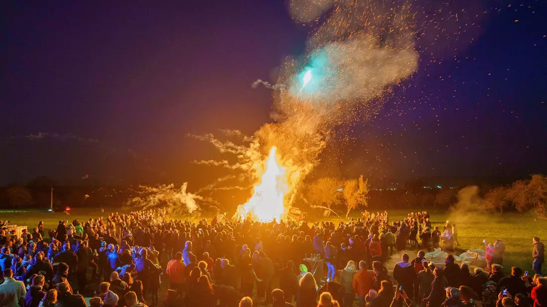 Ein Osterfeuer erhellt die Nacht. (Archivbild) - Bild: Andreas Arnold/dpa