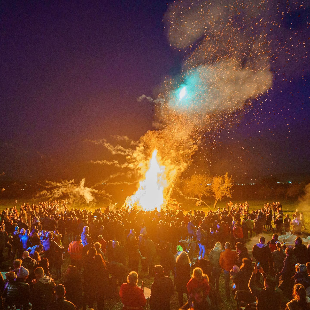 Ein Osterfeuer erhellt die Nacht. (Archivbild) - Foto: Andreas Arnold/dpa