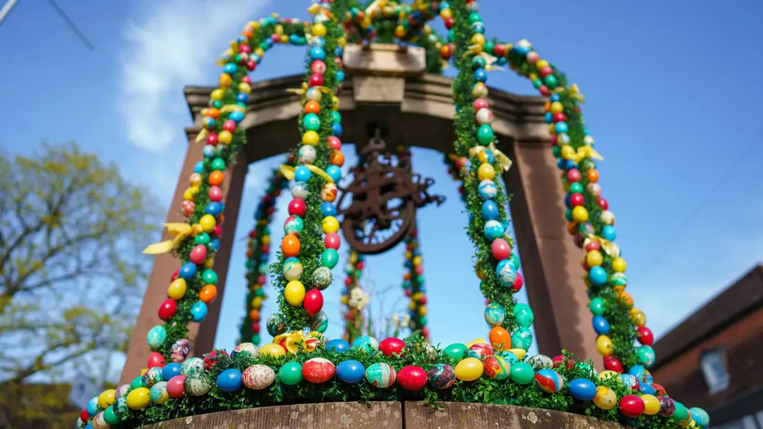 Osterbrunnen gehören in einigen Regionen Bayerns zu den Bräuchen rund ums Fest. (Archivbild) - Bild: Andreas Arnold/dpa