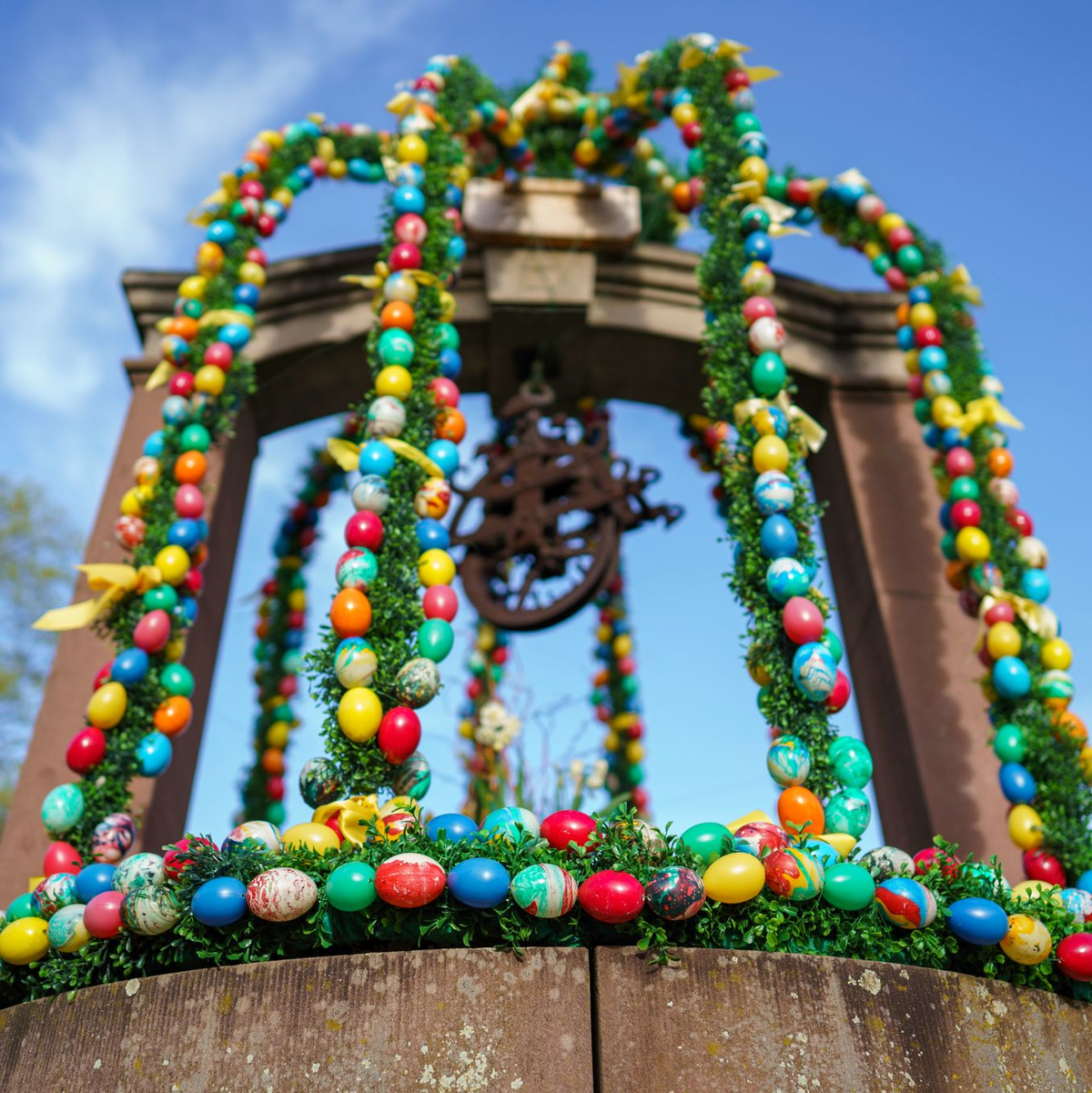 Osterbrunnen gehören in einigen Regionen Bayerns zu den Bräuchen rund ums Fest. (Archivbild) - Foto: Andreas Arnold/dpa