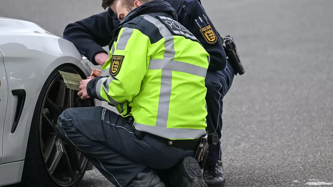 In mehreren Bundesländern will die Polizei am Karfreitag wieder verstärkt auf Straßen kontrollieren. (Archivbild) - Bild: Felix Kästle/dpa