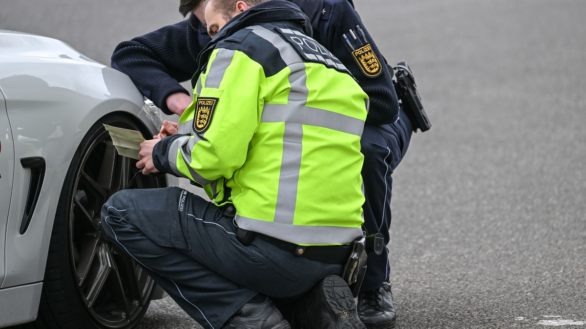 In mehreren Bundesländern will die Polizei am Karfreitag wieder verstärkt auf Straßen kontrollieren. (Archivbild) - Foto: Felix Kästle/dpa