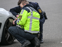 In mehreren Bundesländern will die Polizei am Karfreitag wieder verstärkt auf Straßen kontrollieren. (Archivbild) - Foto: Felix Kästle/dpa