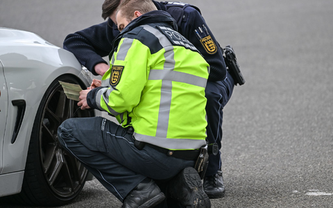 In mehreren Bundesländern will die Polizei am Karfreitag wieder verstärkt auf Straßen kontrollieren. (Archivbild) - Foto: Felix Kästle/dpa