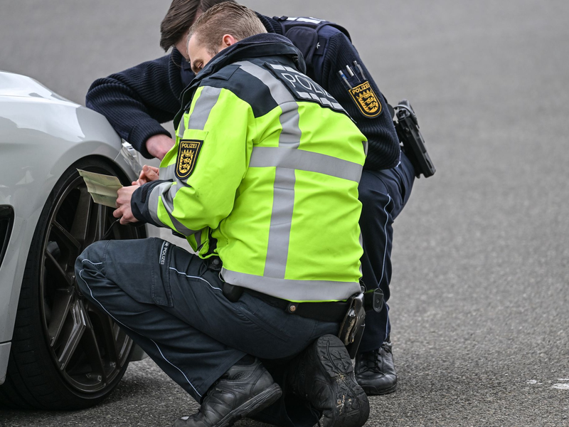 In mehreren Bundesländern will die Polizei am Karfreitag wieder verstärkt auf Straßen kontrollieren. (Archivbild) - Foto: Felix Kästle/dpa