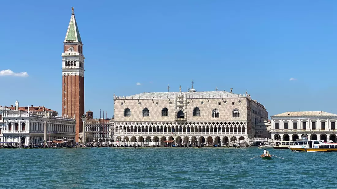 In rund sieben Stunden geht es mit der Bahn von München in die Lagunen-Stadt Venedig. (Archivbild) - Bild: Stefan Weißenborn/dpa-tmn