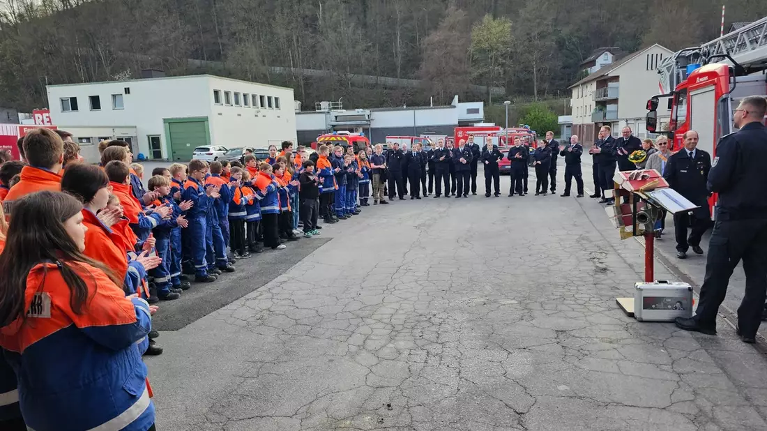 FW-AR: Führungswechsel in der Jugendfeuerwehr Arnsberg - Bild: presseportal.de