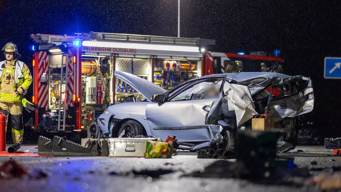Zwei Menschen starben bei dem Unfall auf der A59.  - Bild: WTVnews_Duisburg/dpa