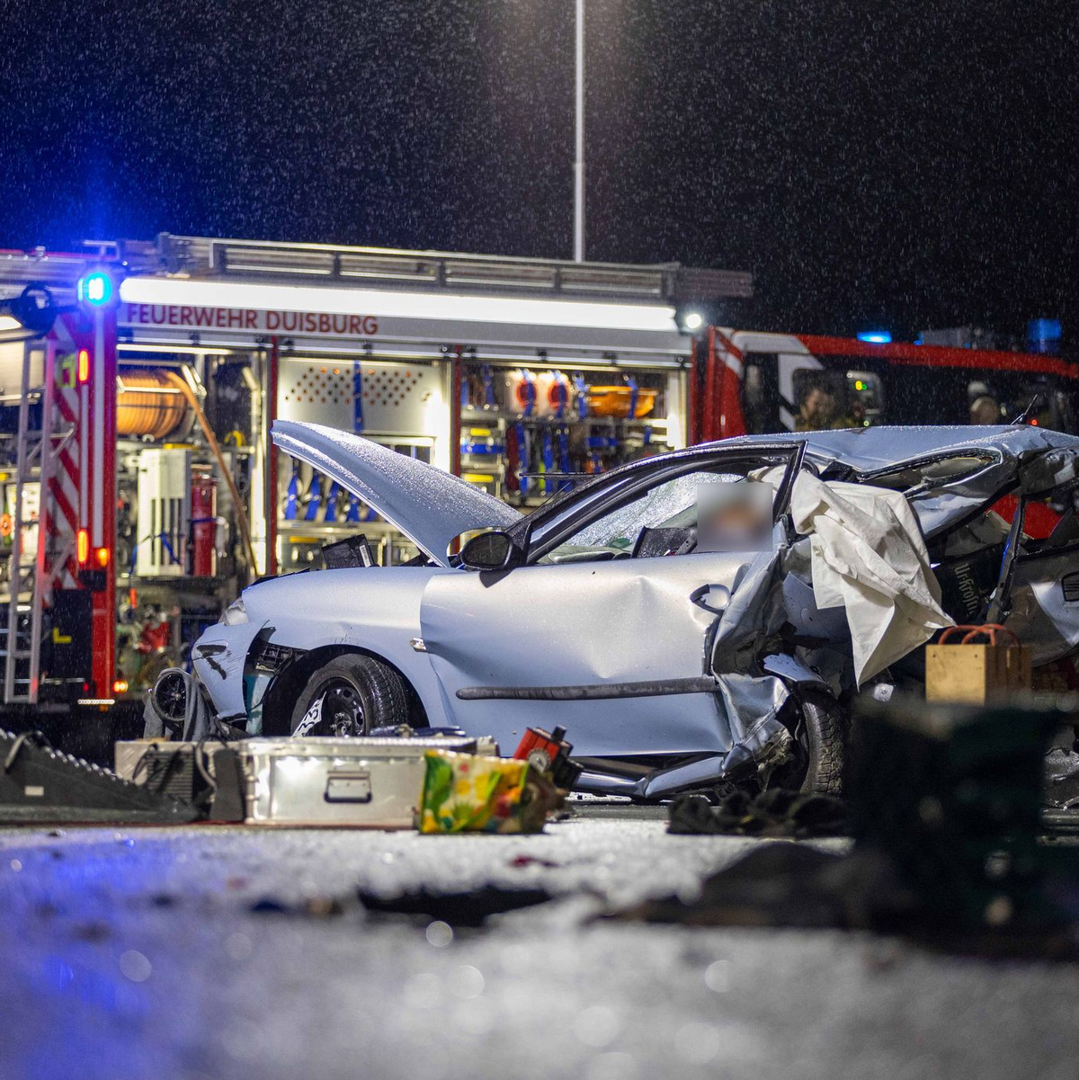 Zwei Menschen starben bei dem Unfall auf der A59.  - Foto: WTVnews_Duisburg/dpa