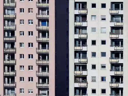 Vor allem in Großstädten ist es schwierig, bezahlbare Wohnungen zu finden. (Archivbild) - Foto: Marijan Murat/dpa