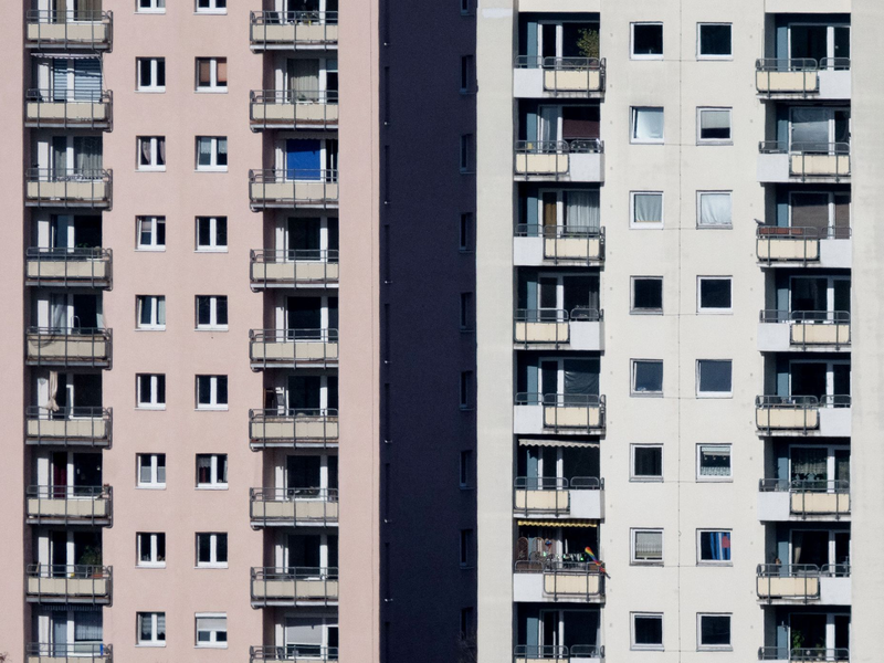 Vor allem in Großstädten ist es schwierig, bezahlbare Wohnungen zu finden. (Archivbild) - Foto: Marijan Murat/dpa
