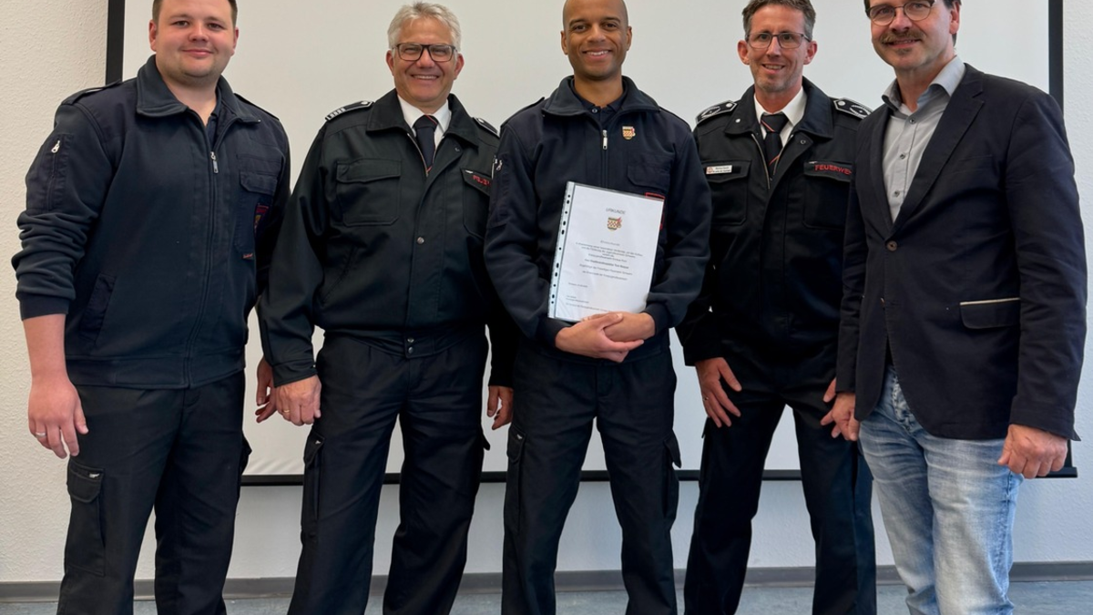 FW-EN: Besondere Ehrung für Stadtjugendfeuerwehrwart Tom Noquer - Bürgermeister Langhard gratuliert! - Foto: presseportal.de