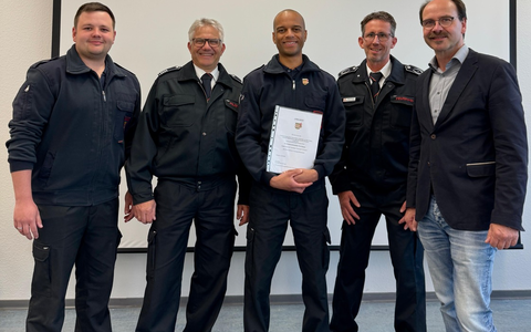 FW-EN: Besondere Ehrung für Stadtjugendfeuerwehrwart Tom Noquer - Bürgermeister Langhard gratuliert! - Foto: presseportal.de FW-EN: Besondere Ehrung für Stadtjugendfeuerwehrwart Tom Noquer - Bürgermeister Langhard gratuliert! - Foto: presseportal.de