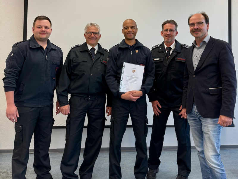 FW-EN: Besondere Ehrung für Stadtjugendfeuerwehrwart Tom Noquer - Bürgermeister Langhard gratuliert! - Foto: presseportal.de