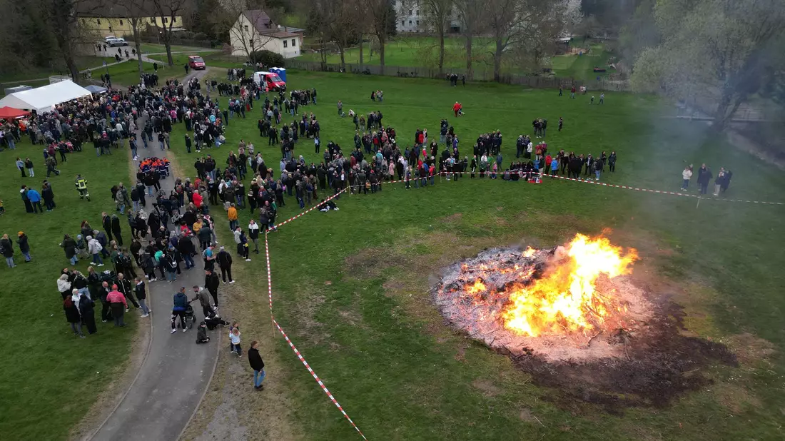 Das Wetter dürfte bei Osterfeuern mitspielen. - Bild: Matthias Bein/dpa
