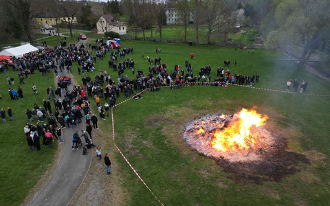 Das Wetter dürfte bei Osterfeuern mitspielen. - Foto: Matthias Bein/dpa