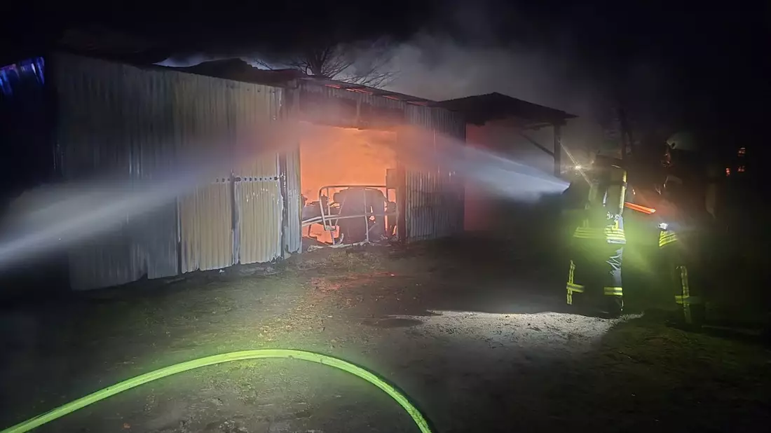 FW-RD: Feuer in einer Werkstatt - 70 Einsatzkräften im Einsatz - Bild: presseportal.de