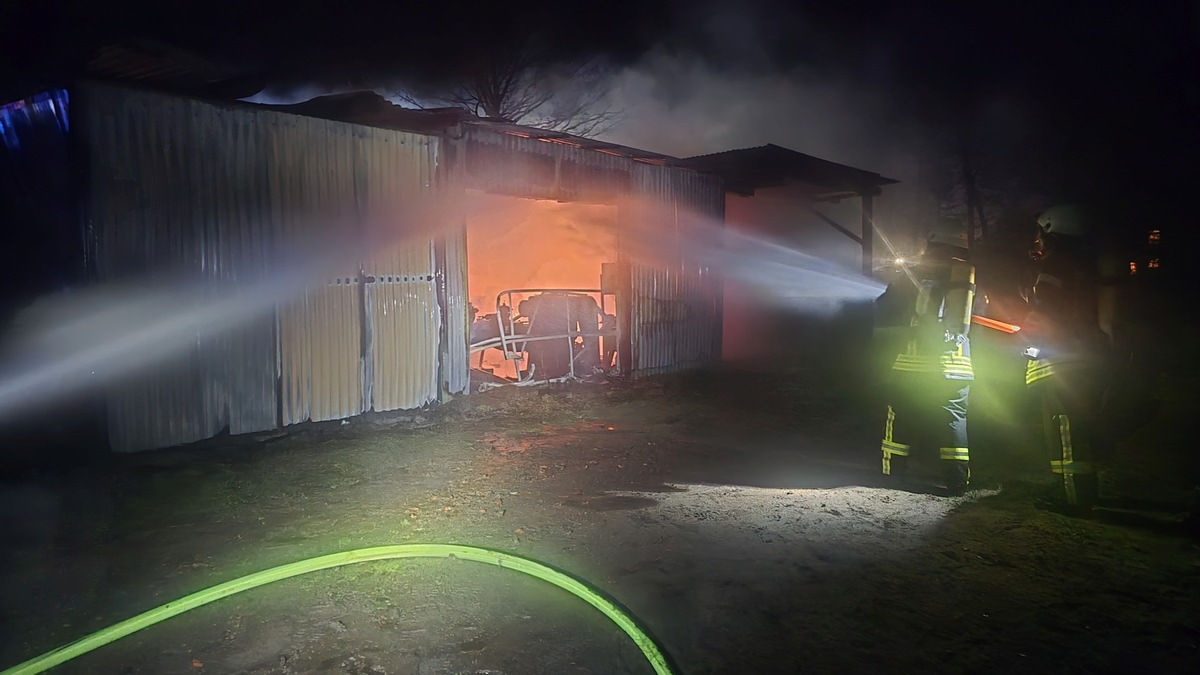 FW-RD: Feuer in einer Werkstatt - 70 Einsatzkräften im Einsatz - Foto: presseportal.de