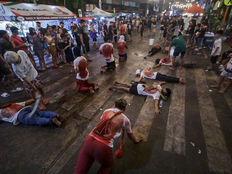  Die katholische Kirche missbilligt diese blutigen Rituale.  - Foto: Zedrich Xylak Madrid/ZUMA Press Wire/dpa