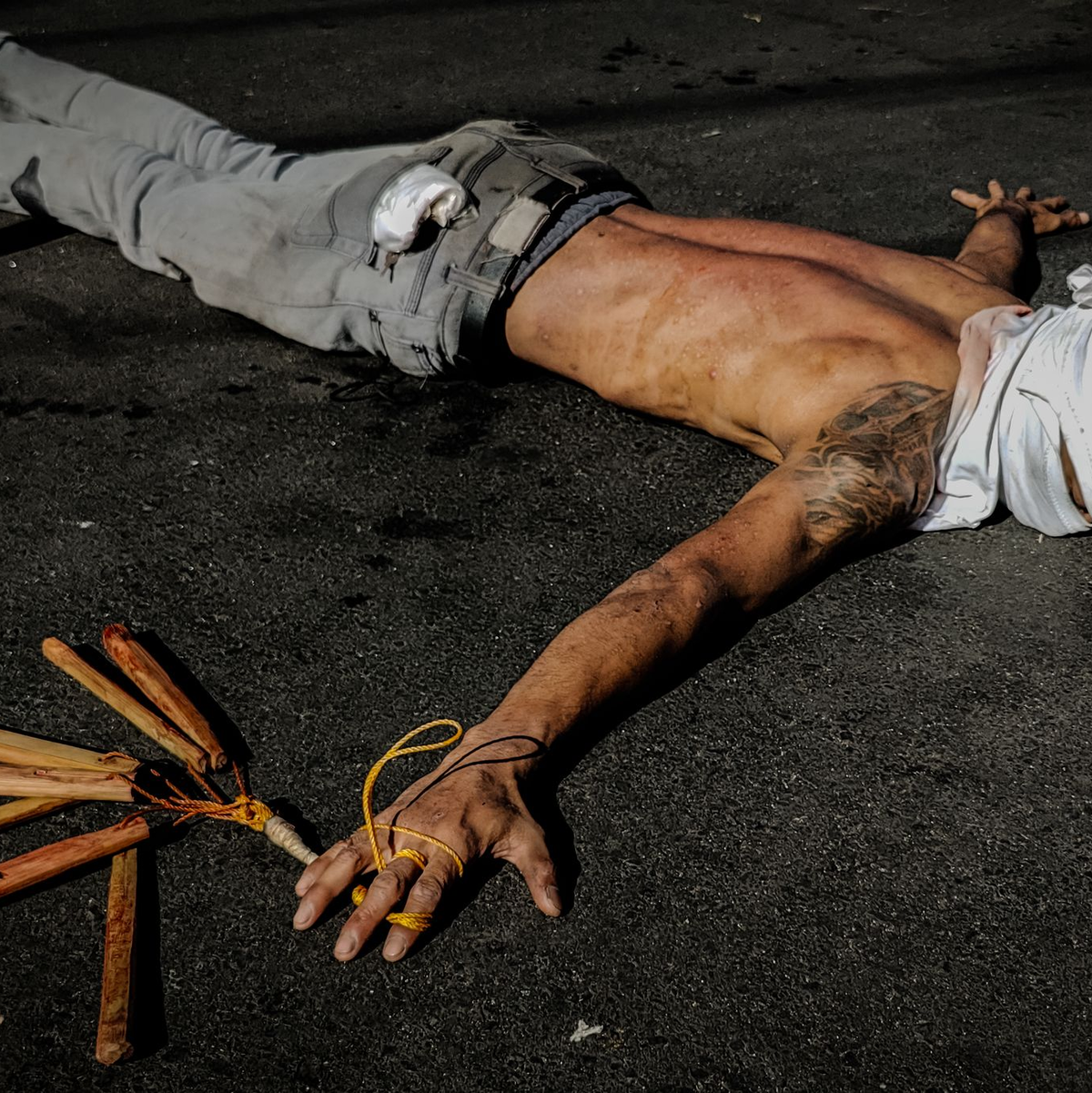 Katholische Büßer geißeln sich am Karfreitag - Foto: Ryan Eduard Benaid/SOPA Images via ZUMA Press Wire/dpa