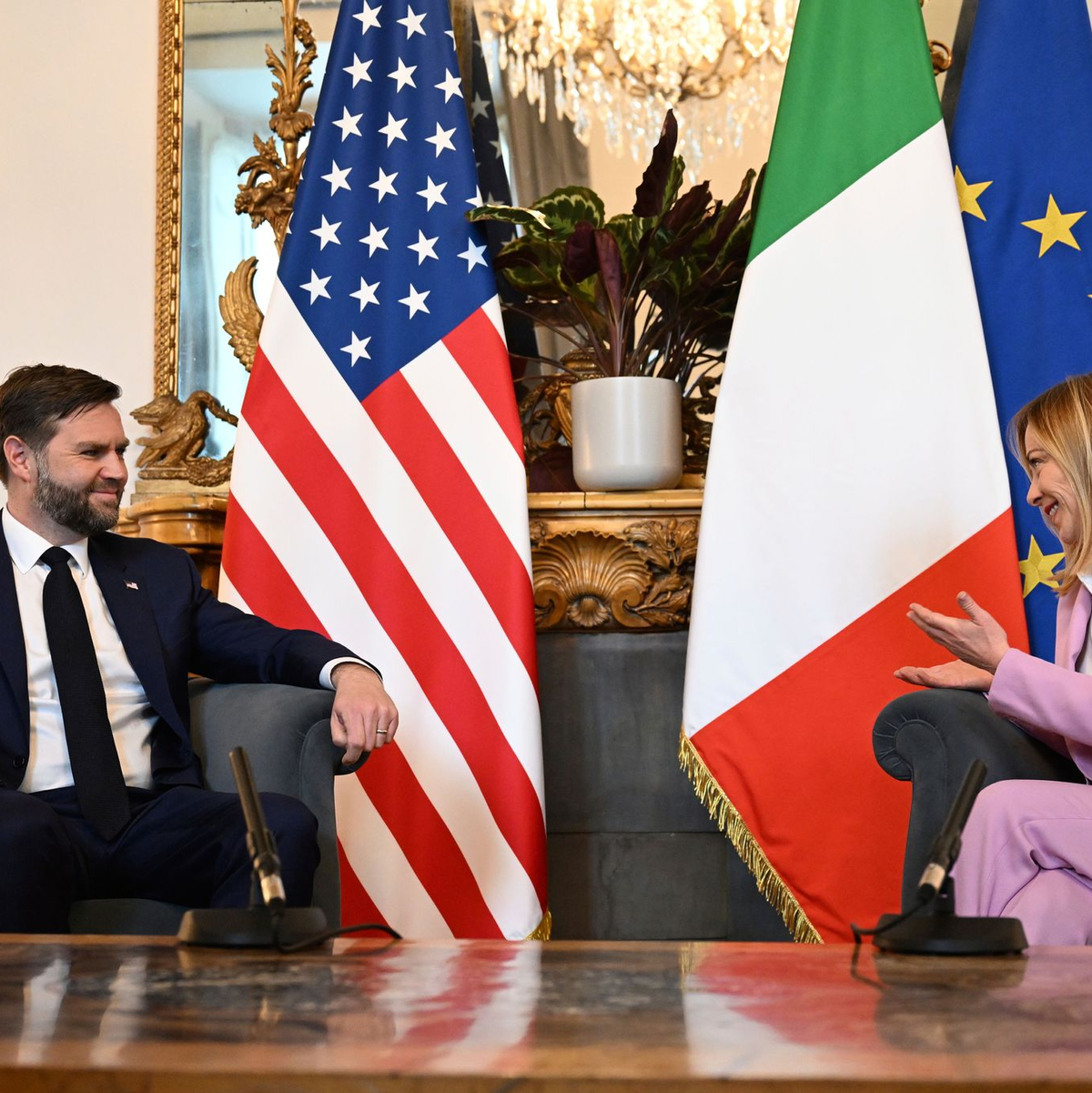 US-Vize JD Vance beim Treffen mit Italiens MInisterpräsidentin Giorgia Meloni. - Foto: Kenny Holston/Pool/ The New York Times/AP/dpa