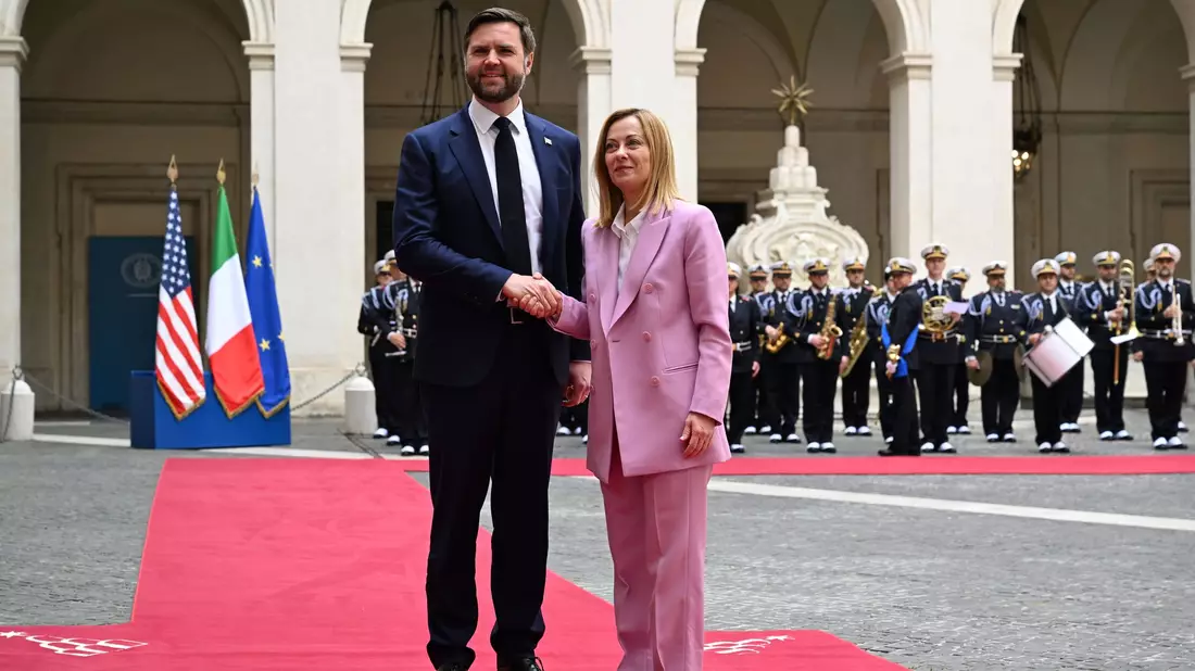 Italiens Ministerpräsidentin Giorgia Meloni empfängt US-Vize JD Vance. - Bild: Andrew Medichini/AP/dpa