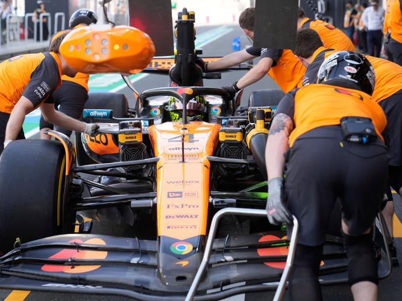 Norris geht als WM-Führender in das Dschidda-Wochenende. - Foto: Darko Bandic/AP/dpa