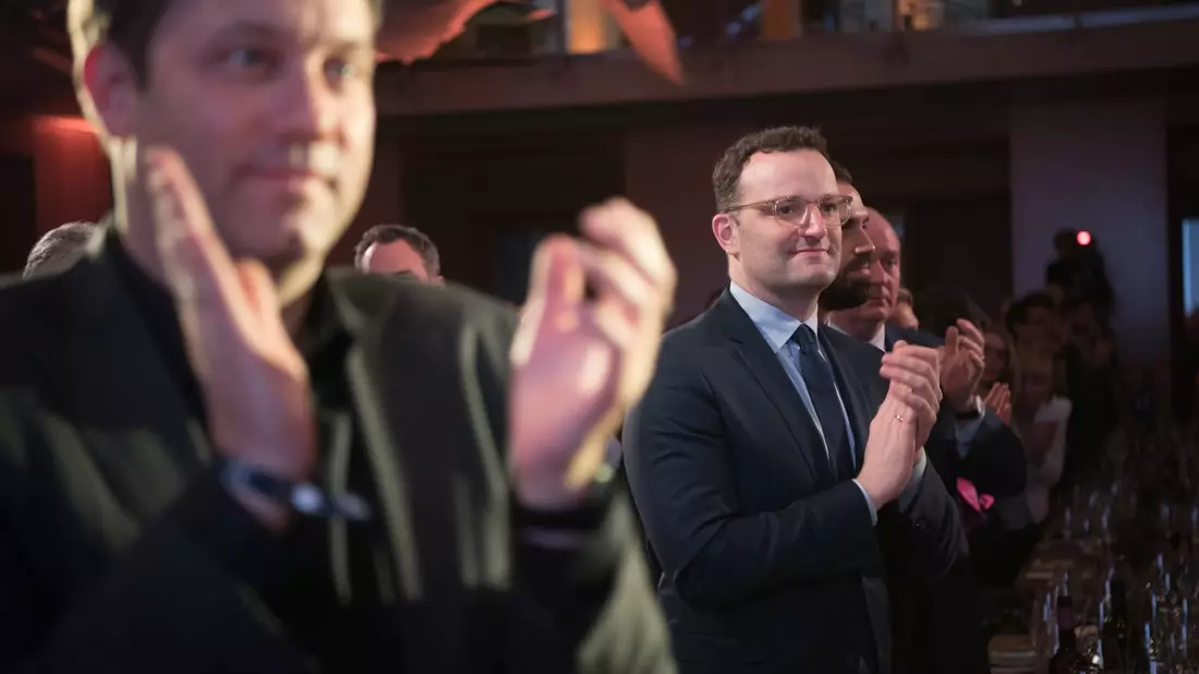 SPD-Chef Klingbeil kritisiert die von Unionsfraktionsvize Spahn angestoßene Debatte über den Umgang mit der AfD im Bundestag. (Archivfoto) - Bild: Jörg Carstensen/dpa