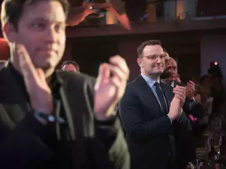 SPD-Chef Klingbeil kritisiert die von Unionsfraktionsvize Spahn angestoßene Debatte über den Umgang mit der AfD im Bundestag. (Archivfoto) - Foto: Jörg Carstensen/dpa