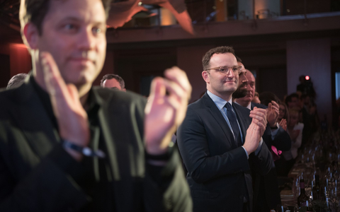 SPD-Chef Klingbeil kritisiert die von Unionsfraktionsvize Spahn angestoßene Debatte über den Umgang mit der AfD im Bundestag. (Archivfoto) - Foto: Jörg Carstensen/dpa