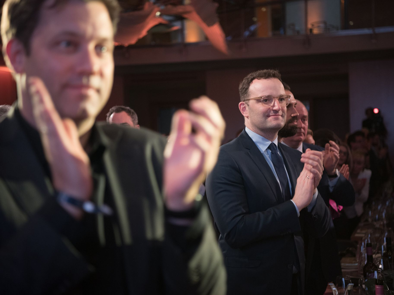 SPD-Chef Klingbeil kritisiert die von Unionsfraktionsvize Spahn angestoßene Debatte über den Umgang mit der AfD im Bundestag. (Archivfoto) - Foto: Jörg Carstensen/dpa