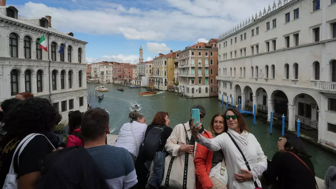 2024 hatte Venedig als erste Stadt der Welt damit begonnen, von Kurzbesuchern Eintritt zu verlangen. - Bild: Antonio Calanni/AP/dpa