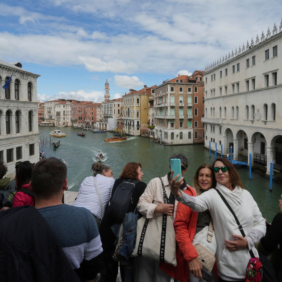 2024 hatte Venedig als erste Stadt der Welt damit begonnen, von Kurzbesuchern Eintritt zu verlangen. - Foto: Antonio Calanni/AP/dpa