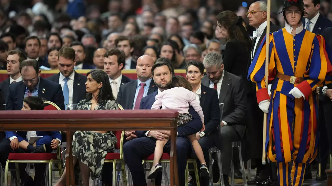Mit der Tochter auf dem Schoß besuchte JD Vance einen Gottesdienst im Petersdom. - Bild: Alessandra Tarantino/AP/dpa
