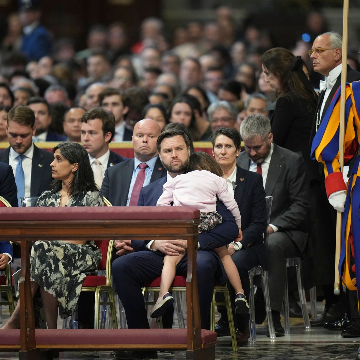 Mit der Tochter auf dem Schoß besuchte JD Vance einen Gottesdienst im Petersdom. - Foto: Alessandra Tarantino/AP/dpa